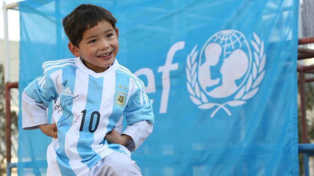 Murtaza Ahmadi com a camisa autografada por Messi