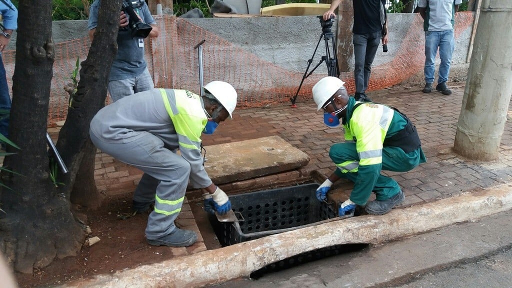 Equipe trabalha na limpeza de bocas de lobo