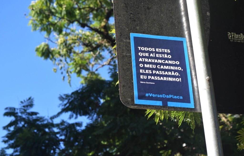 Textos inspiradores são colados em placas de trânsito