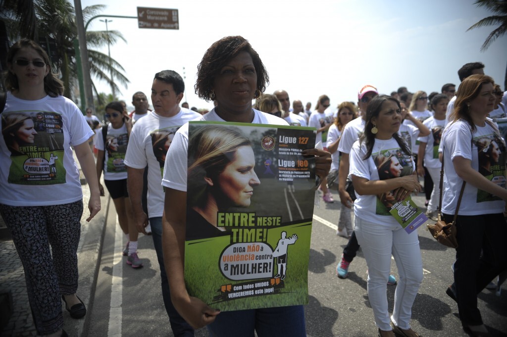 Grupo participa de caminhada no Rio de Janeiro pelo fim de violência contra a mulher