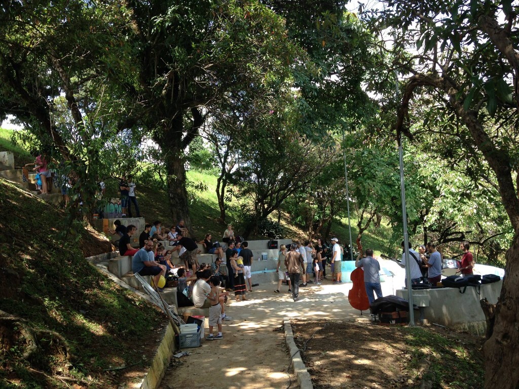 Músicos tocam na inauguração do anfiteatro