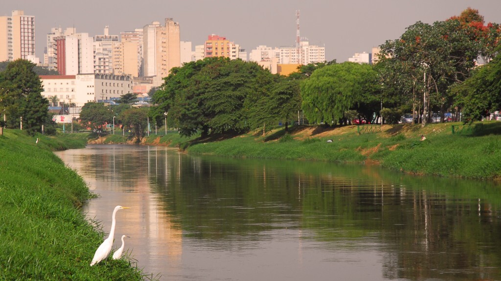 Vista do rio Sorocaba, que corta a cidade