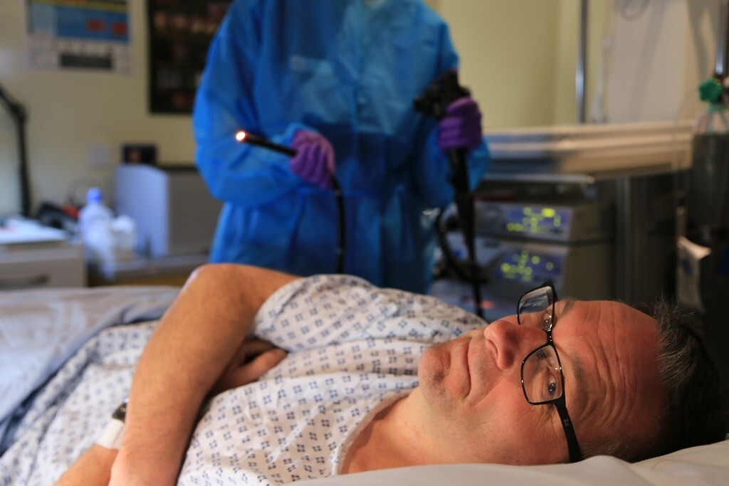 O médico e jornalista durante preparação para um dos exames ao qual se submeteu