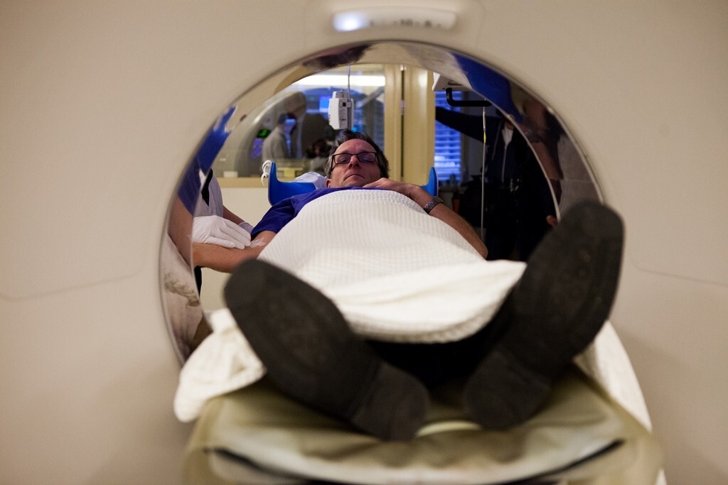 Michael Mosley na preparação para um exame do coração