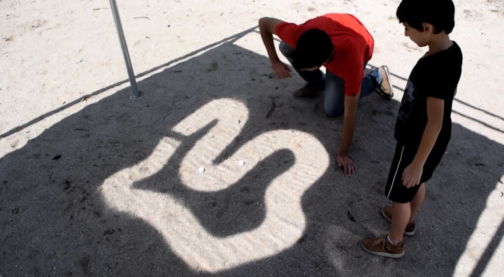 Pista para corrida de tampinhas é feita a partir da luz solar