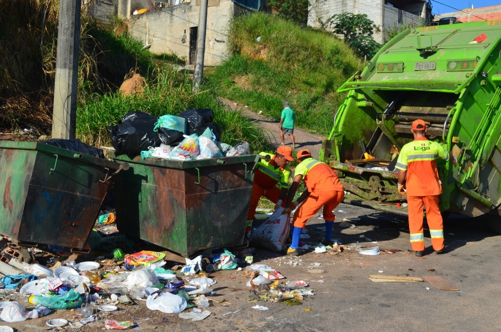 Equipe de coleta durante mutirão realizado na comunidade do Morro Doce