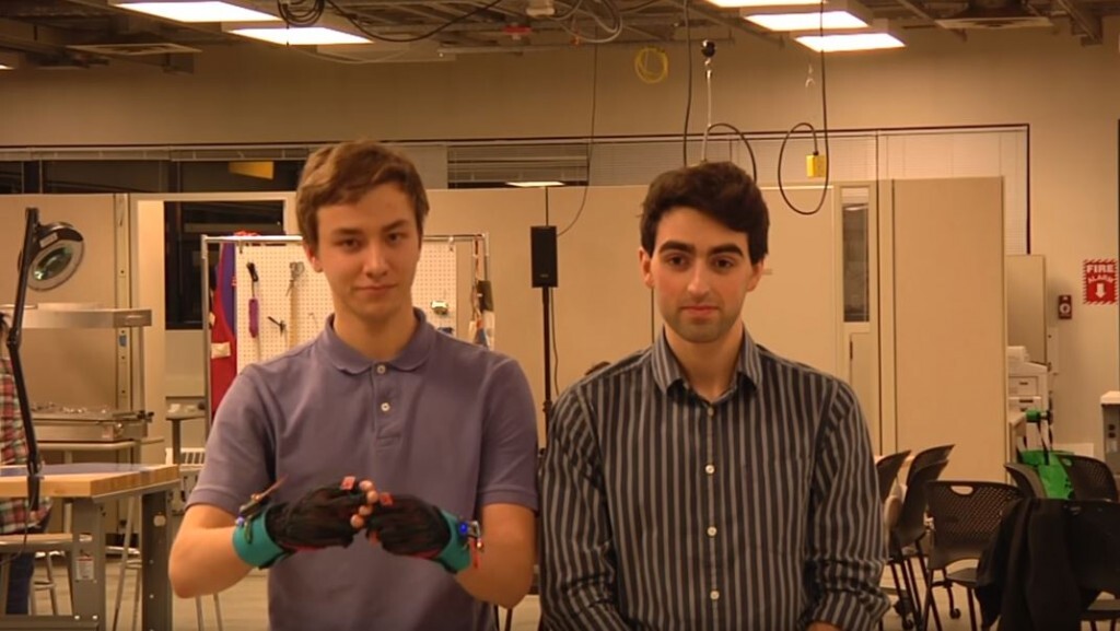 Estudantes apresentam o funcionamento da luva