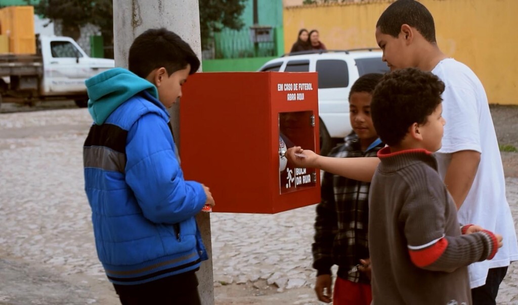 Crianças destrancam caixa para pegar bola de futebol