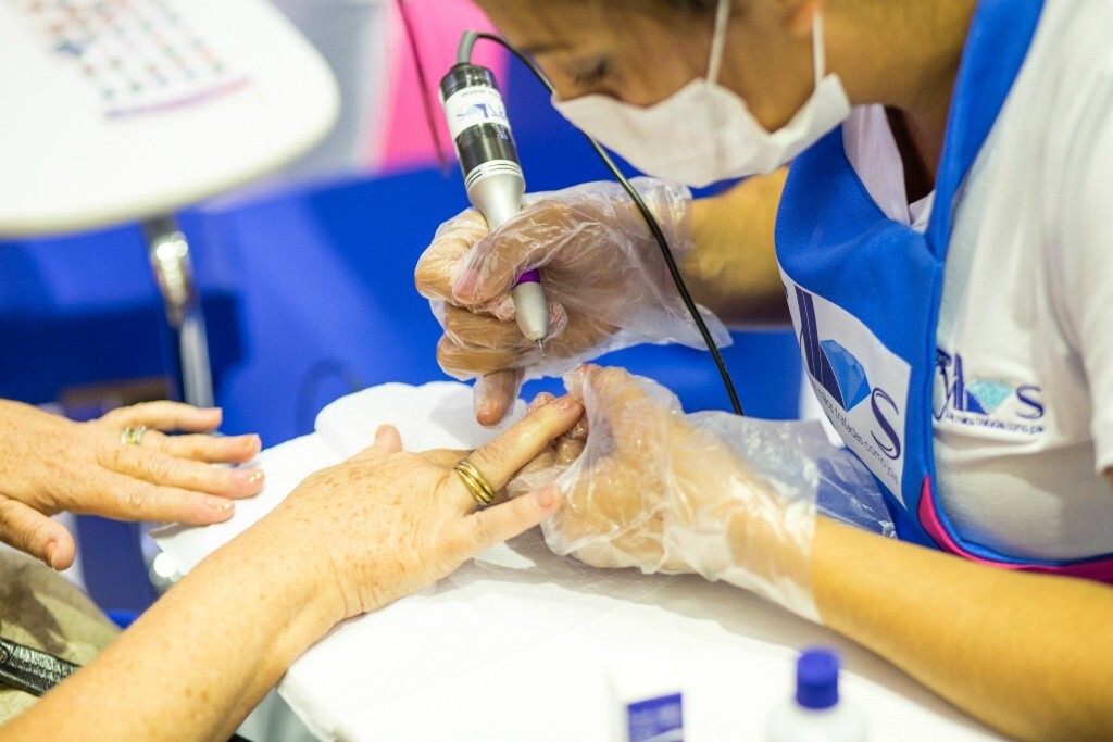 Broca é usada no lugar de alicates para remover excesso de cutícula