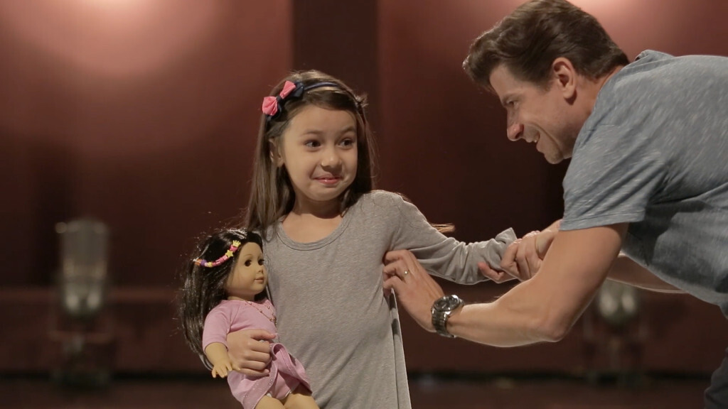 Brincando de cócegas, o oncologista pediátrico Lisandro Ribeiro examina uma criança