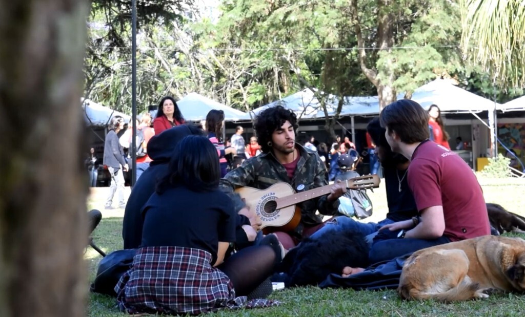 Violões ficam à disposição de quem quiser tocar