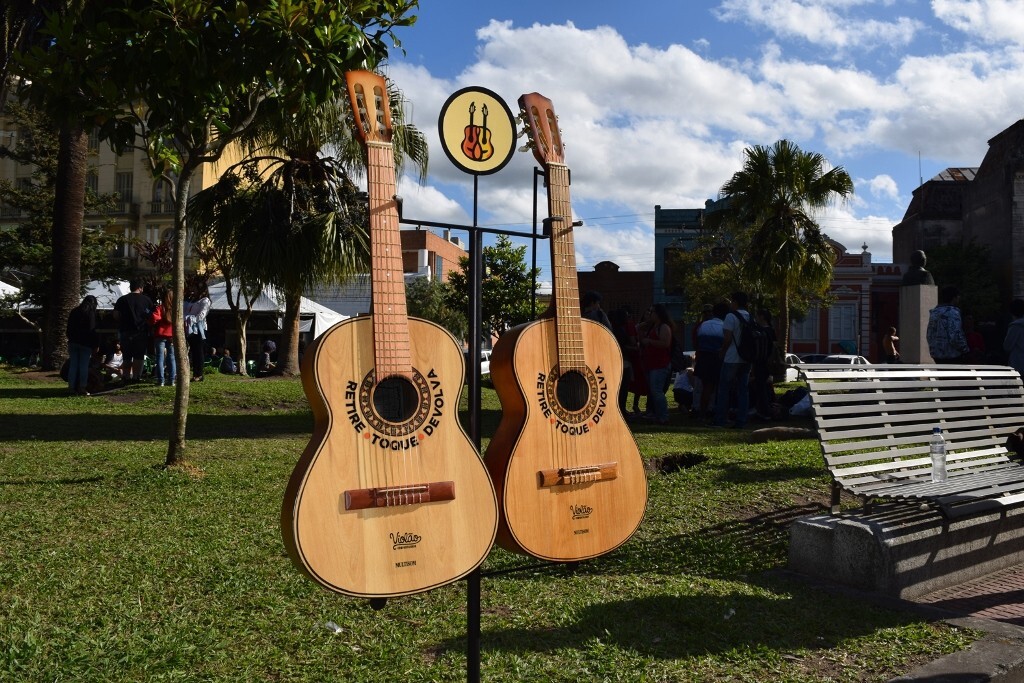 Violões na praça central de Pelotas (RS)