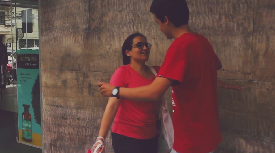 Mulher ganha abraço de estranho em Pelotas (RS)