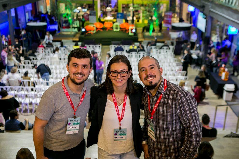 Os criadores da plataforma Surdo para Surdo, Robson Mafra, Fernanda Martins e Cleiton Mafra