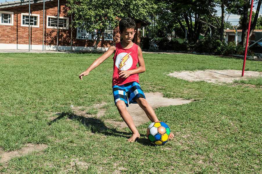 Kauan, que sonha em se tornar jogador de futebol