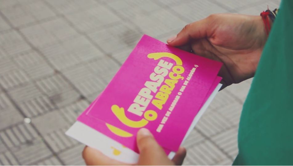 Cartão estimula abraço entre desconhecidos