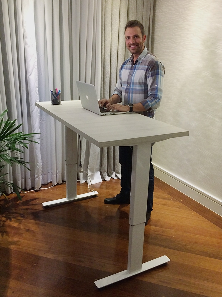 Empreendedor Fernando Ziemer trabalha na mesa GenioDesk