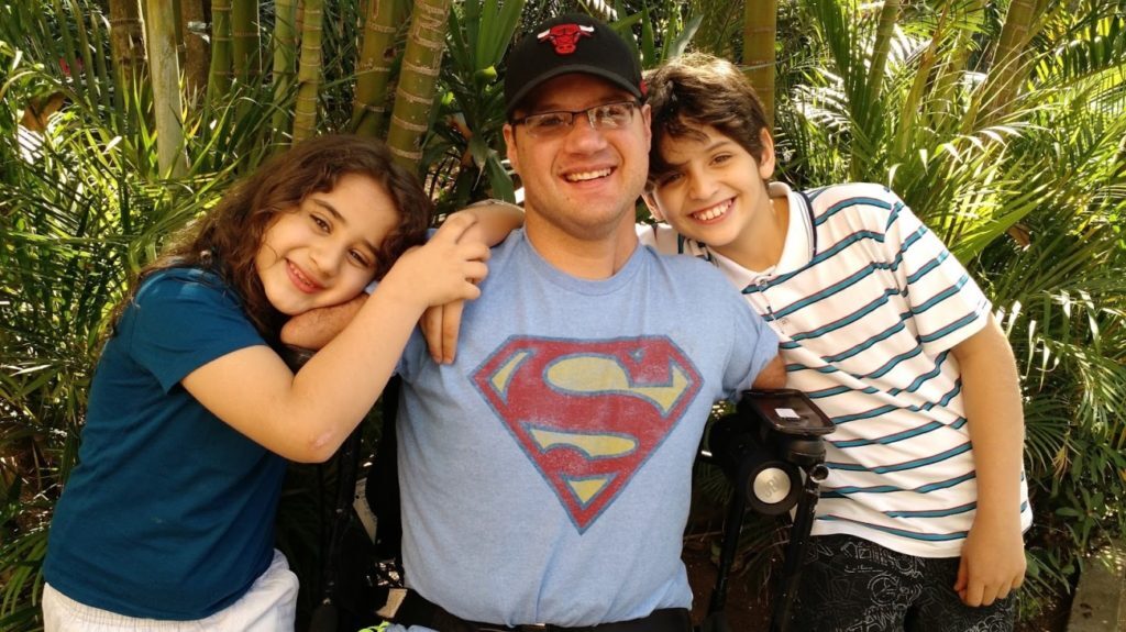 O autor com os dois filhos