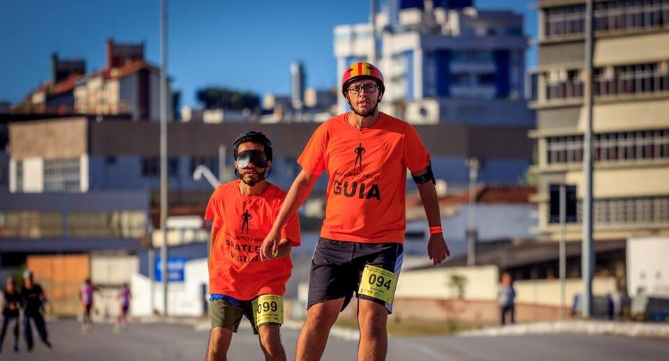 Patinador cego Tiago Lemos (à esq.) e seu guia Emerson Pancelli