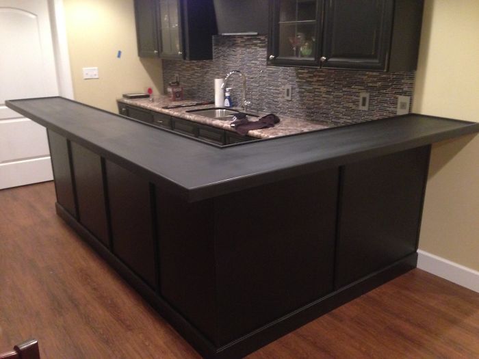 Tudo começou com um balcão pintado de preto