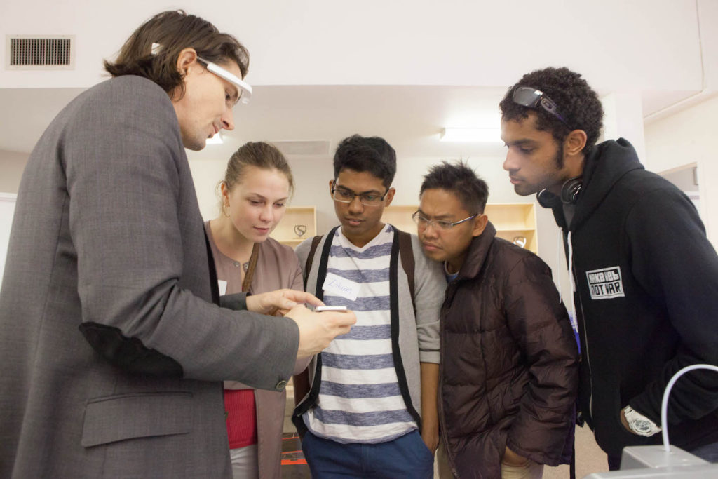 Rob Nail, CEO da Singularity University, recebe visitantes no campus da universidade