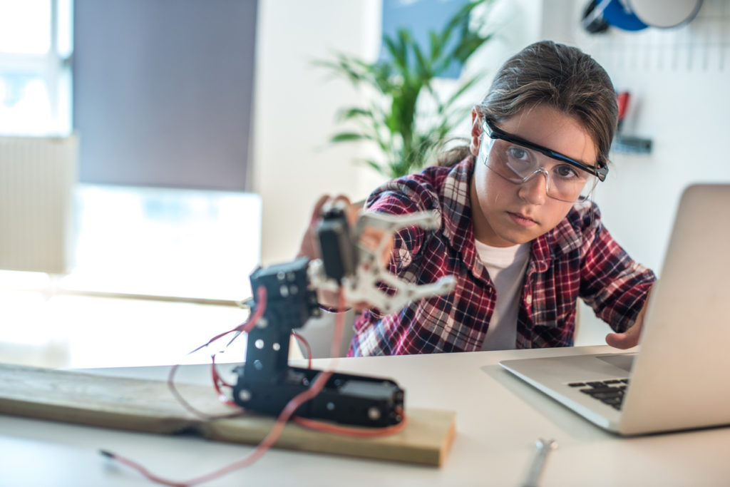 Projetos desenvolvidos englobam áreas como cinema, programação de computadores e robótica