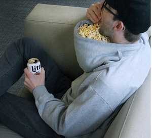 Homem faz uso inusitado de agasalho com gorro