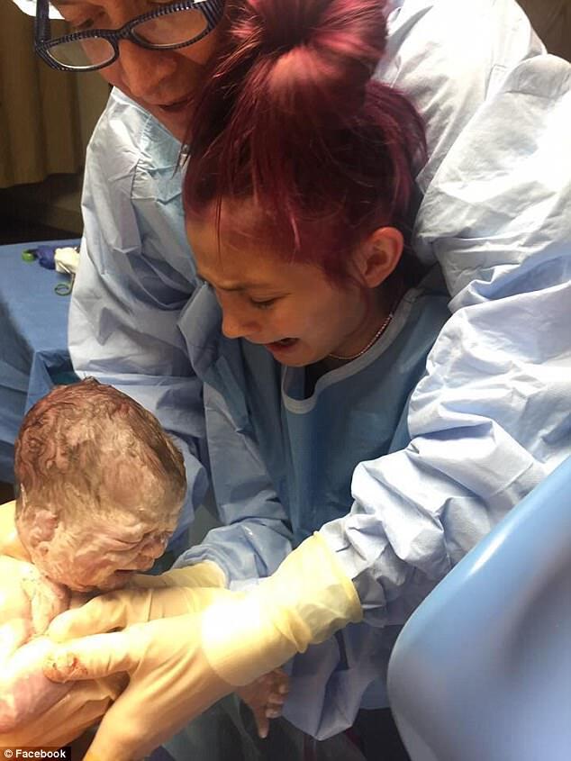 Fotos capturam o momento em que menina de 12 anos faz um parto