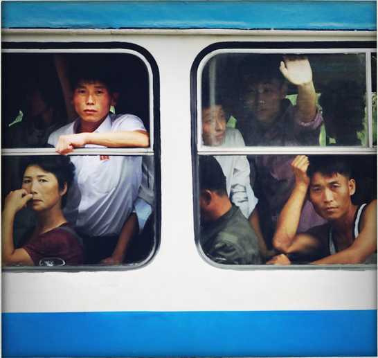 Norte-coreanos no transporte público em Pyongyang