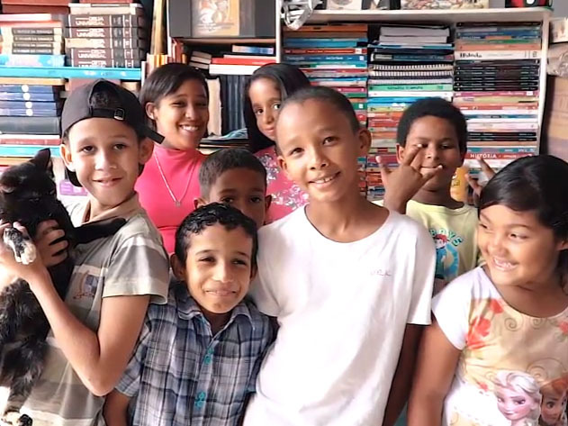 Projeto social criado por catadora a partir do lixo pede ajuda