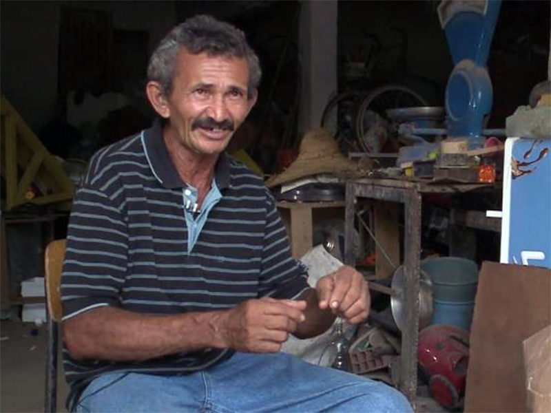 Catador monta escola para crianças de baixa renda em Olinda; na foto, Sebastião Duque