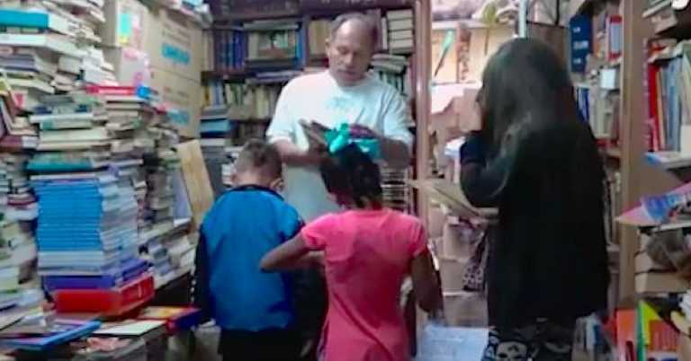 Colombiano resgata 20 mil livros do lixo em 20 anos