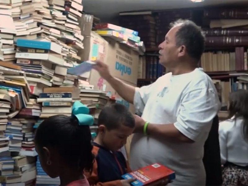 Colombiano resgata 20 mil livros do lixo em 20 anos