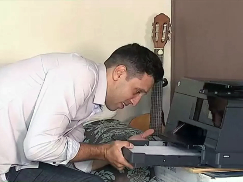 Fisioterapeuta faz e imprime currículos para ajudar desempregados de sua cidade, Ponta Grossa