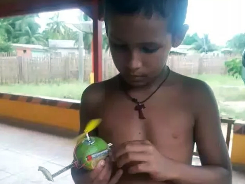 Menino do Acre cria helicóptero a pilha a partir de uma laranja