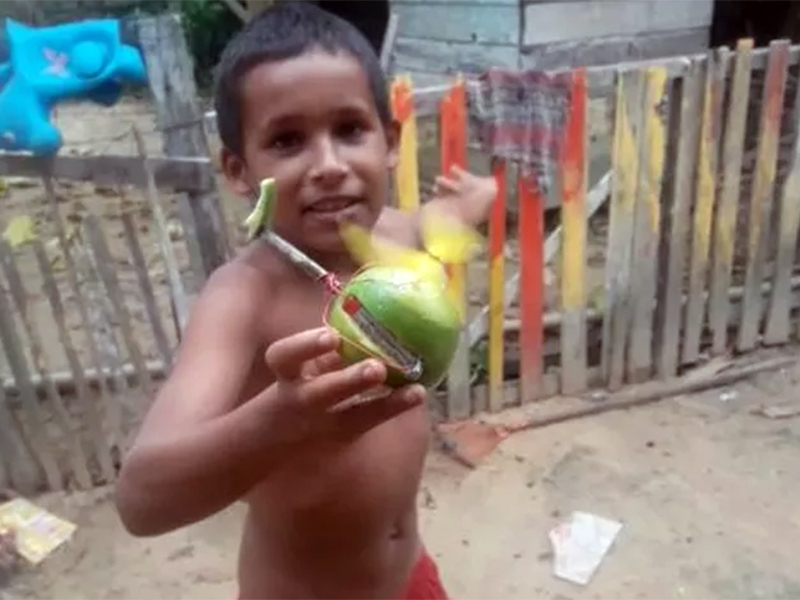 Menino do Acre cria helicóptero a pilha a partir de uma laranja