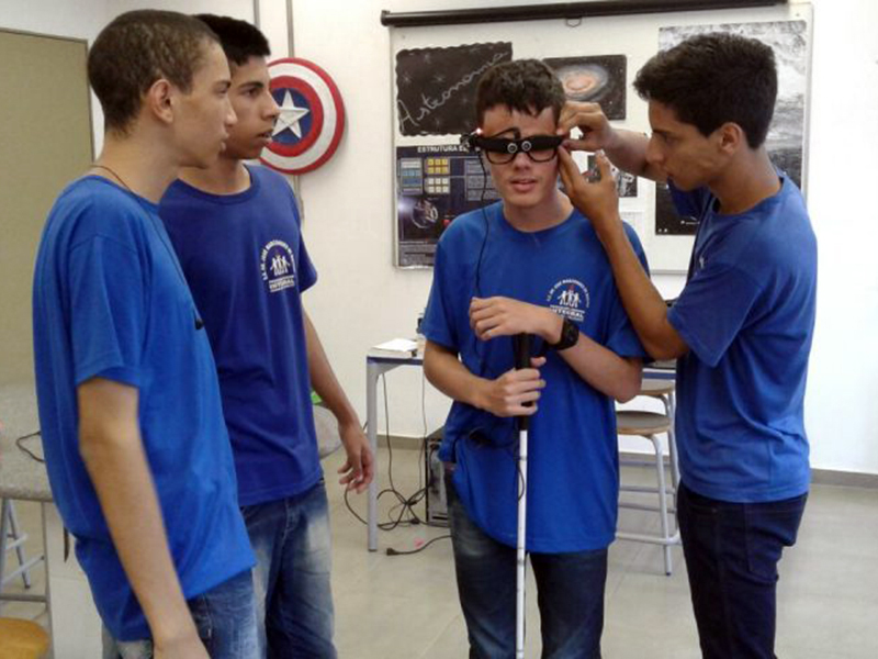 Alunos de Taubaté, em São Paulo, desenvolvem óculos para pessoas com deficiência visual