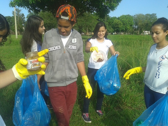 Alunos de escola pública fazem ação para recuperar lago da cidade de Guaíra, em São Paulo