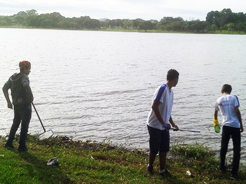 Alunos de escola pública fazem ação para recuperar lago da cidade de Guaíra, em São Paulo