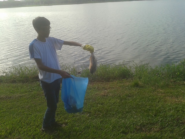 Alunos de escola pública fazem ação para recuperar lago da cidade de Guaíra, em São Paulo