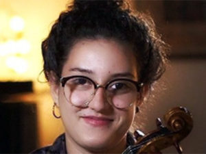 Violinista Nathalia Oliveira passa em curso na Áustria e estuda alemão no ônibus