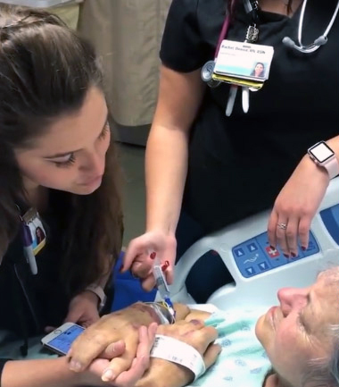 Profissional da saúde Olivia Neufelder canta para paciente terminal e ganha homenagem nos Estados Unidos