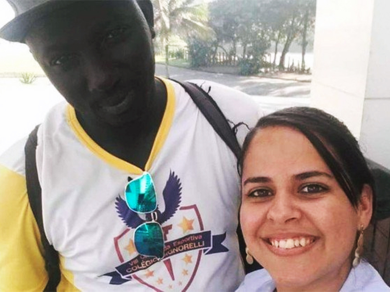 Senegalês erra o valor de um de seus produtos e dá uma lição de honestidade no Rio de Janeiro