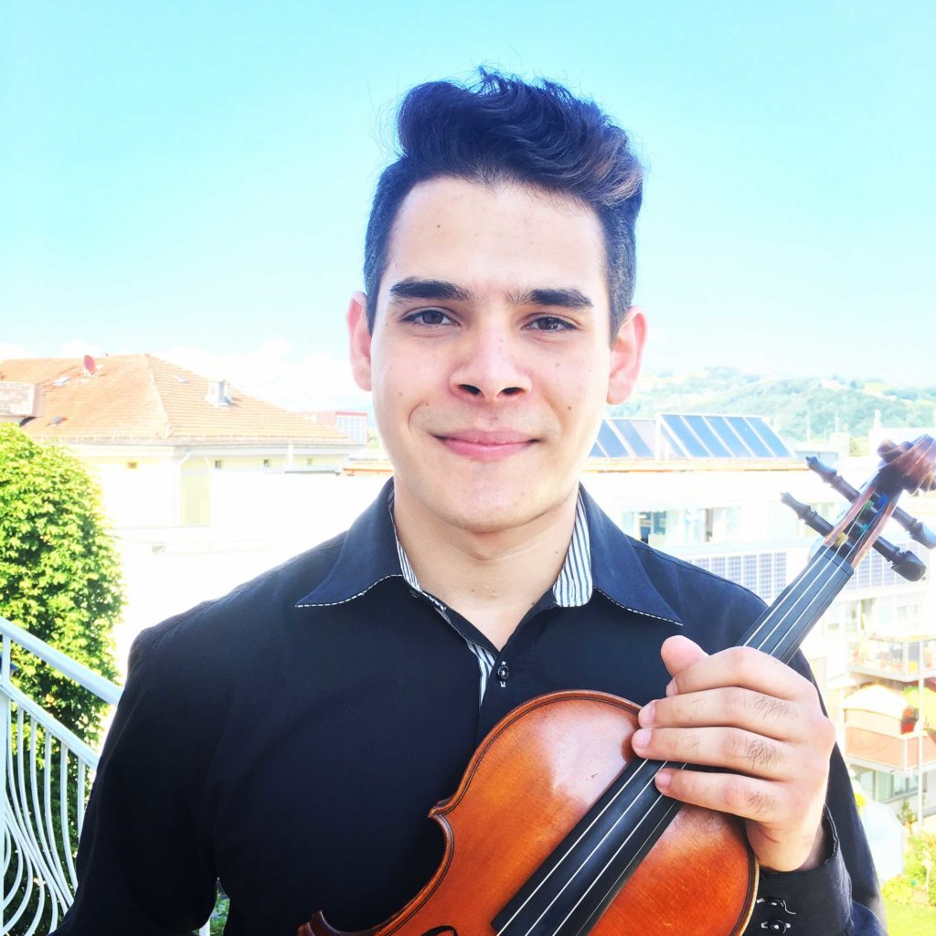 O violinista Vinícius Gomes de Oliveira Sousa, que estuda na Universidade Mozarteum, em Salzburgo