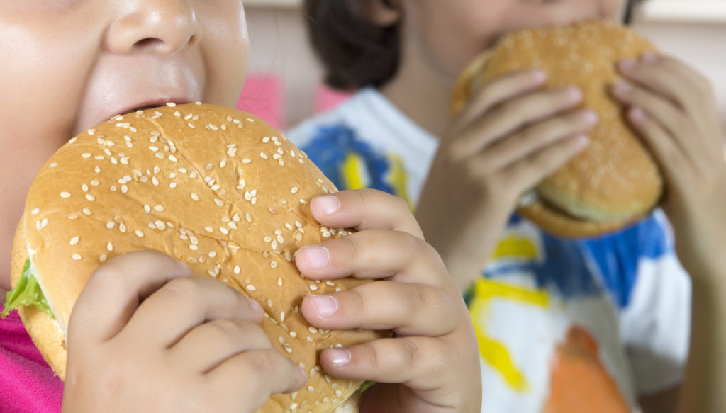 A obesidade infantil pode causar diabetes, pressão arterial alta e níveis elevados de colesterol