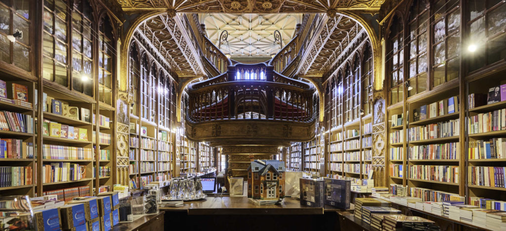 A livraria centenária Lello, no centro da cidade do Porto, inspirou J.K. Rowling a criar o universo Harry Potter