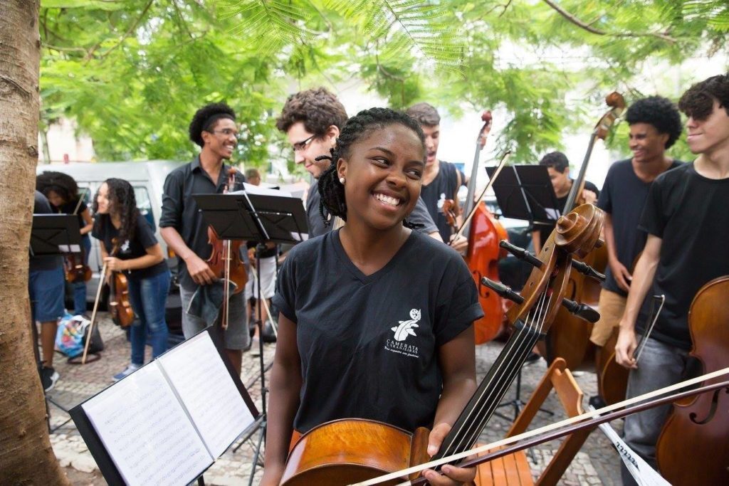 A violoncelista Kely Pinheiro, que conseguiu recursos para estudar nos EUA