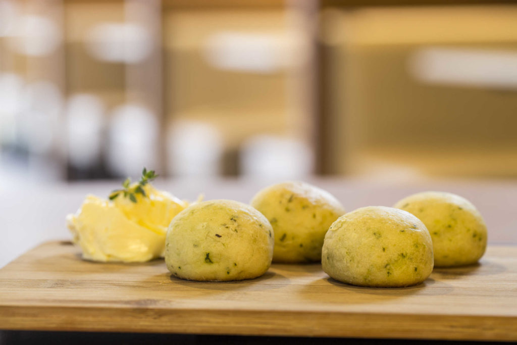 Mais de 70% dos pratos oferecidos no menu vêm de nanoprodutores, como o pão de ervas da Josi