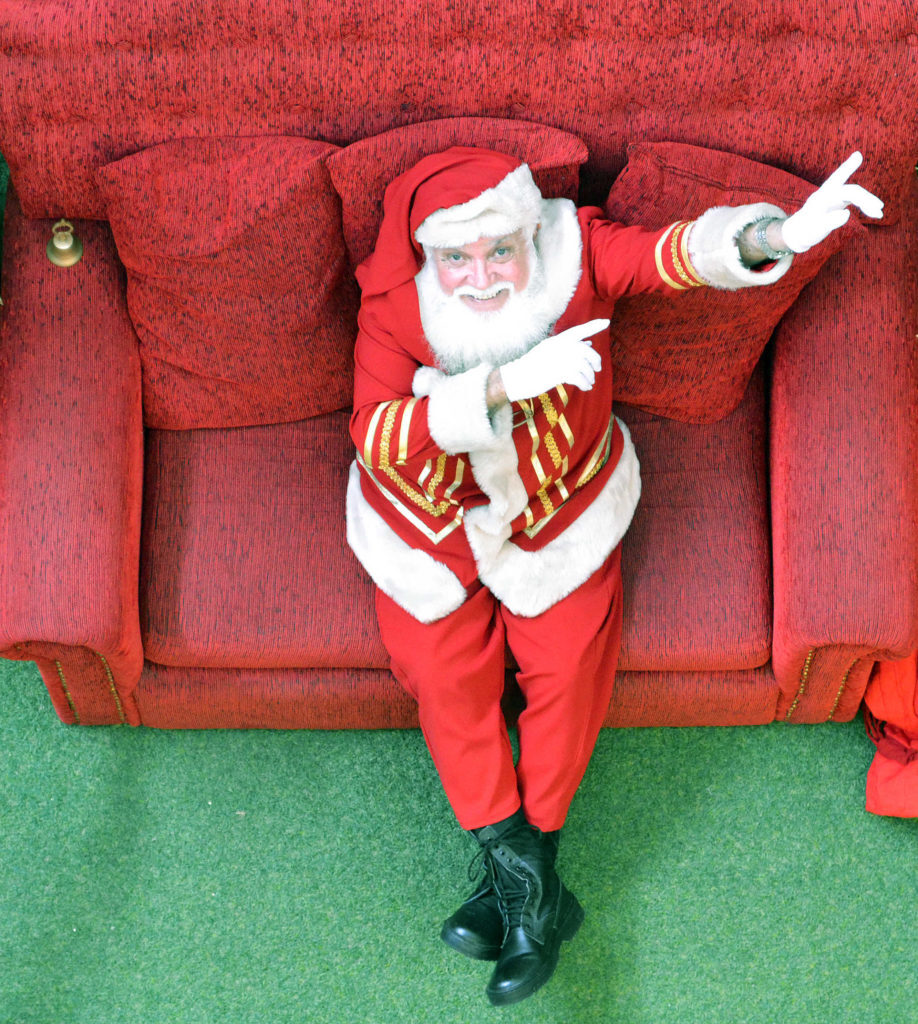 No interior de SP, Papai Noel aprende língua de sinais para atender crianças surdas