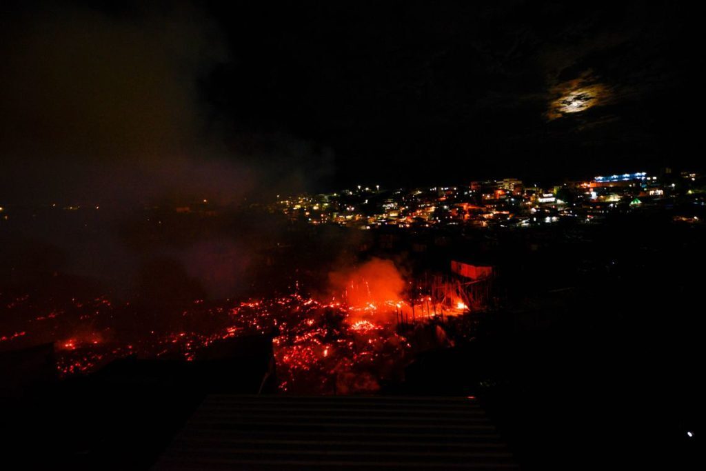 Incêndio de grandes proporções atinge 600 casas em Manaus